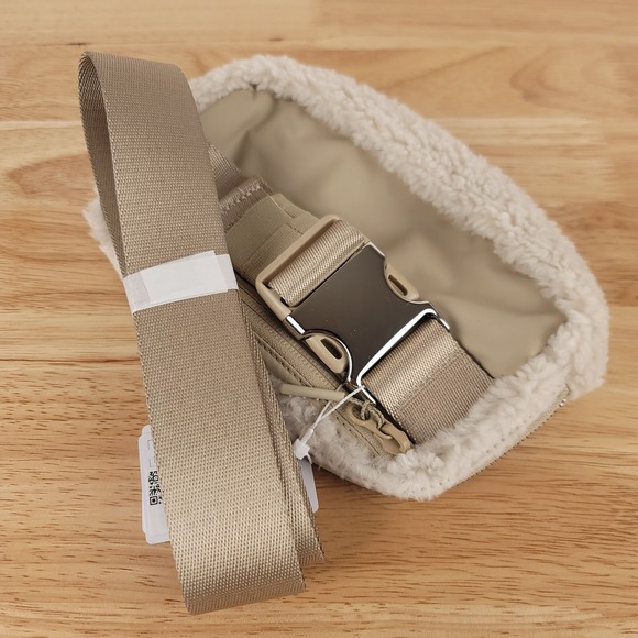 Lululemon Everywhere Belt Bag Sherpa Fleece Natural Ivory Trench LU9B18S - Picture 3 of 4